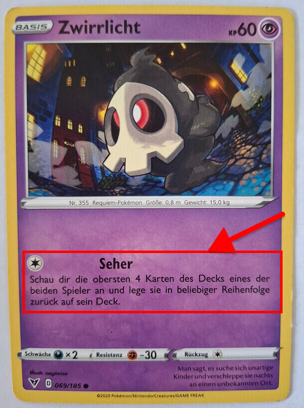Pokémon-Karte von Zwirrlicht mit 60 KP. Eine rote Markierung hebt die Attacke „Seher“ hervor, die es ermöglicht, die obersten 4 Karten eines Decks anzusehen und neu zu ordnen.