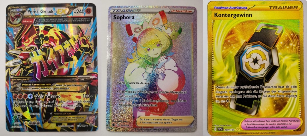 Drei seltene Pokémon-Sammelkarten mit Holo- und Full-Art-Effekten nebeneinander auf weißem Hintergrund. Links eine "Primal Groudon EX"-Karte mit gold-schwarzem Design, in der Mitte die schimmernde Trainerkarte "Sophora" mit einem bunten Charakter und rechts die goldene Trainerkarte "Kontergewinn" mit einem stilisierten Armband.