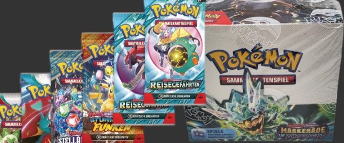 Es werden mehrere Booster- und Blisterpacks zum Pokémon-Sammelkartenspiel ausgestellt, jedes mit farbenfrohen Illustrationen und dem Pokémon-Logo.