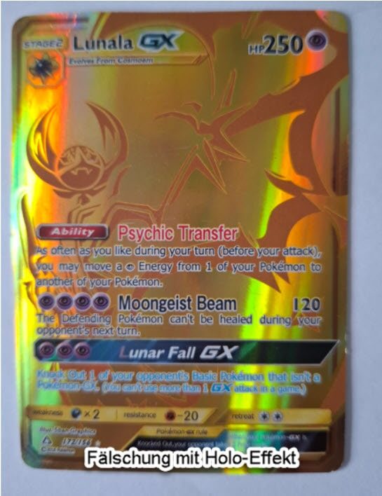 Abgebildet ist eine Lunala GX Pokémon Karte mit Holo-Effekt. Der Text „Fälschung mit Holo-Effekt“ am unteren Rand weist darauf hin, dass es sich um eine Fälschung mit Holo-Effekt handelt.