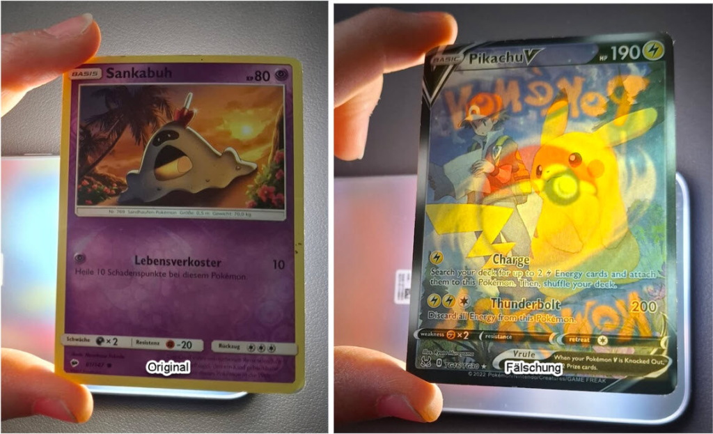 Zwei Pokémon-Karten werden gegen das Licht gehalten. Die linke Karte (Sankabuh) lässt kein Licht durch, während bei der rechten Karte (Pikachu V) Licht durchscheint, was auf eine Fälschung hindeutet.