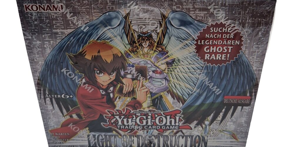 Versiegelte Schachtel mit Boosterpacks des Yu-Gi-Oh!-Sammelkartenspiels „Licht der Zerstörung“ mit Charaktergrafiken und deutschem Text.