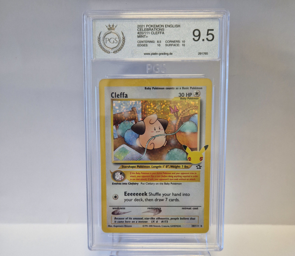 Eine benotete Pokémon-Karte von Cleffa (Celebrations-Set, 2021, Englisch) mit einer PGS-Bewertung von 9,5, in einem durchsichtigen Plastikhalter, aufrecht vor einem weißen Hintergrund.